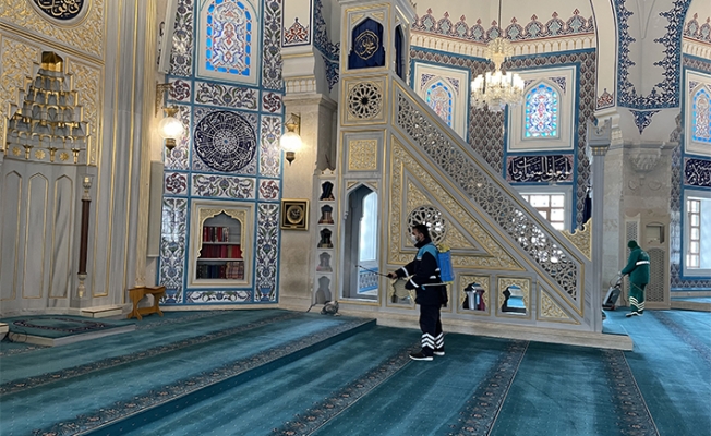 Zeytinburnu’ndaki camiler Berat Kandili’nde gül koktu