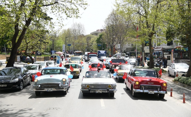 23 Nisan coşkusu klasik otomobillerle Kadıköy sokaklarına taştı