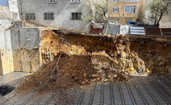 Arnavutköy'de inşaatta toprak kayması