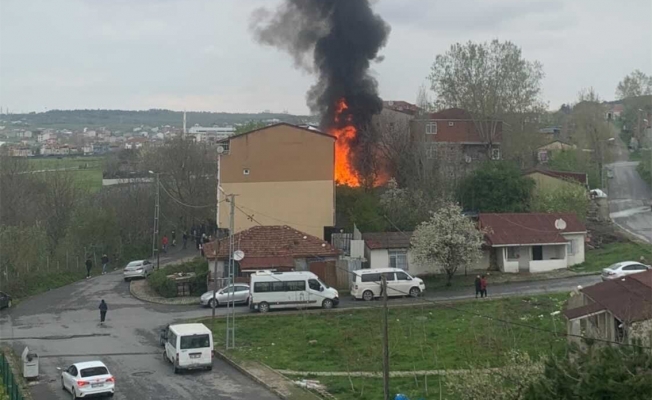 Arnavutköy’de gecekondu yangını, ev sahibi sinir krizi geçirdi