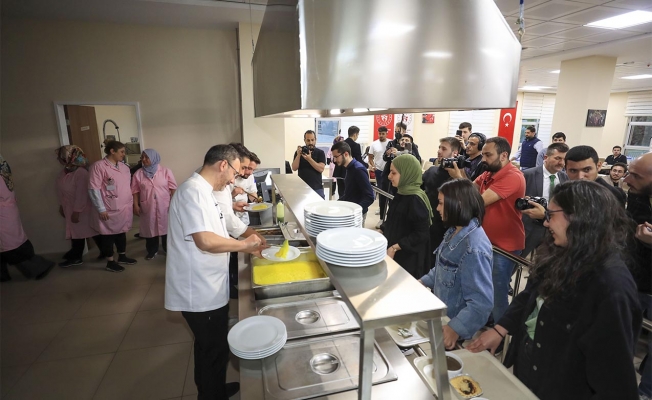 Bakan Kasapoğlu, gençlere iftar menüsü hazırladı