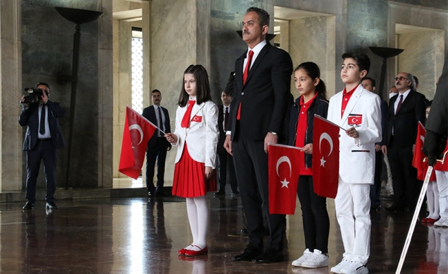 Bakan Özer, 23 Nisan Ulusal Egemenlik ve Çocuk Bayramı dolayısıyla Anıtkabir’de
