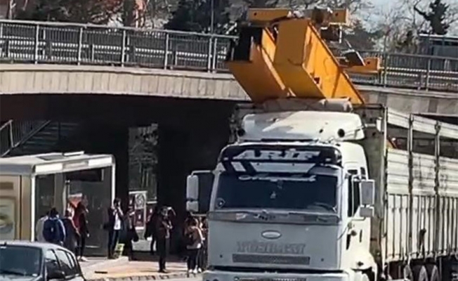 Beşiktaş'ta üst geçide kamyonuyla çarpan sürücü gözaltına alındı