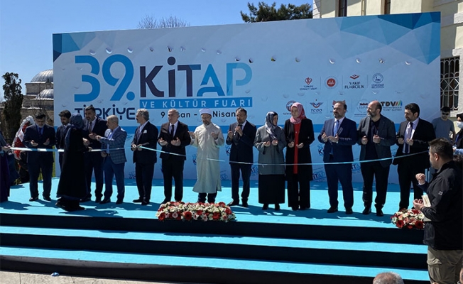 Fatih Camii avlusunda 39. Kitap ve Kültür Fuarı açıldı