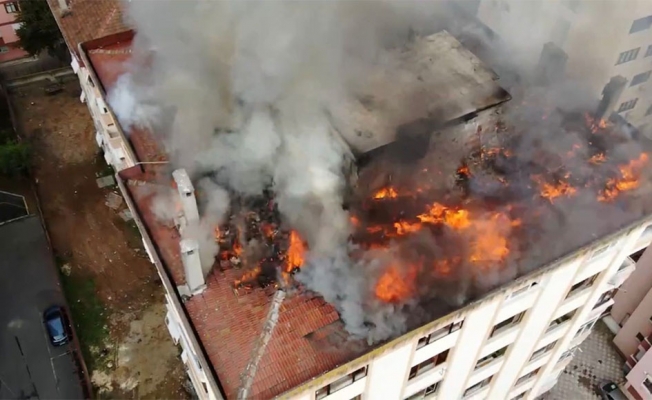 Kadıköy’de metruk binanın çatısı alevlere teslim oldu