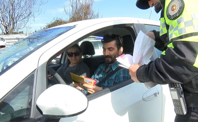 Polis sürücülere trafik kuralları hakkında broşür dağıttı