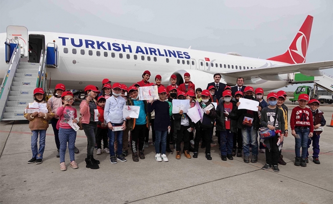 THY’den 23 Nisan sürprizi; 46 çocuk uçakla tanıştı