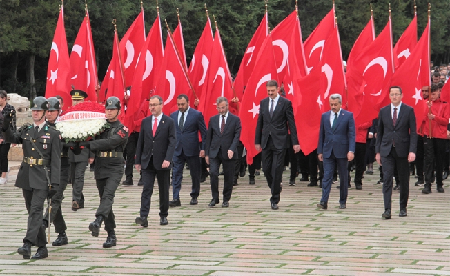 Bakan Kasapoğlu’ndan Anıtkabir’e 19 Mayıs ziyareti