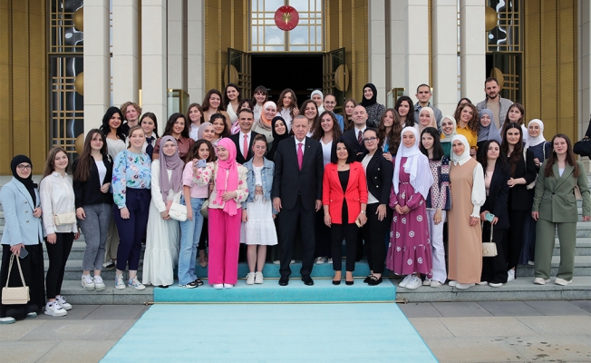 Cumhurbaşkanı Erdoğan, Sırbistan Novi Pazar Türk Kültür Merkezi öğrencilerini kabul etti