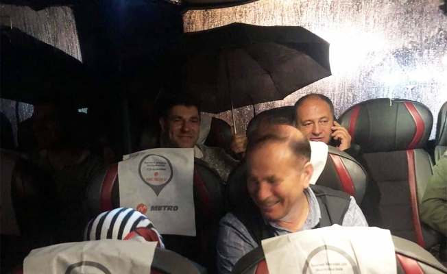 İstanbul-Bursa seferi yapan otobüste şemsiyeli yolculuk