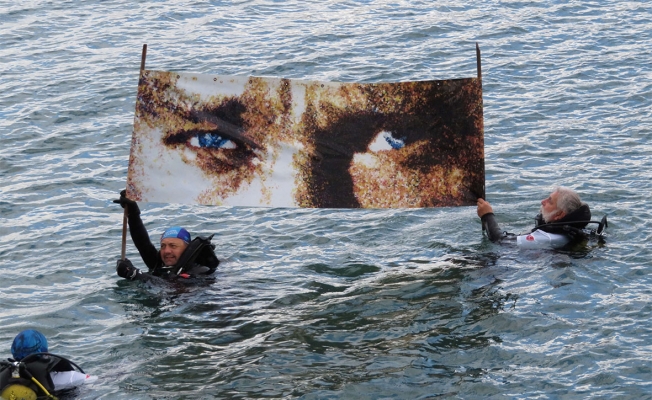 Kadıköy'de denizde Atatürk Portresiyle Türk Bayrağı açtılar
