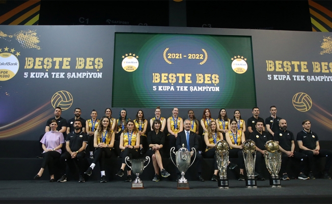 Sezonu 5 kupa ile kapatan VakıfBank, basınla buluştu
