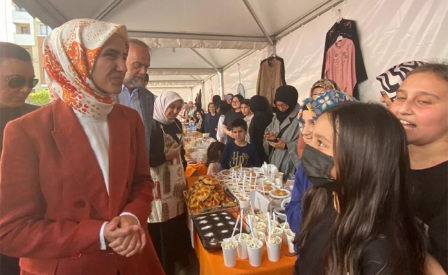 Sümeyye Erdoğan, Çekmeköy’de lise öğrencilerinin 'hayır panayırına katıldı
