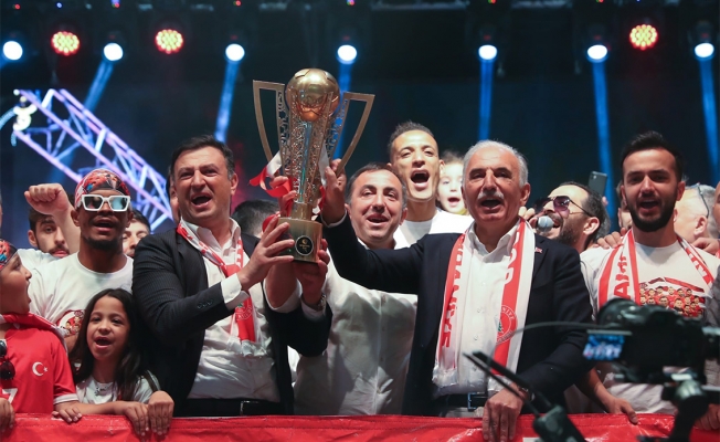 Ümraniyespor şampiyonluk zaferini coşkuyla kutladı