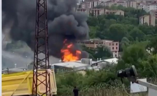 Arnavutköy'de fabrikanın açık alandaki deposunda yangın