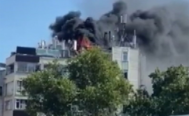 Bakırköy'de iş hanının çatısında yangın 