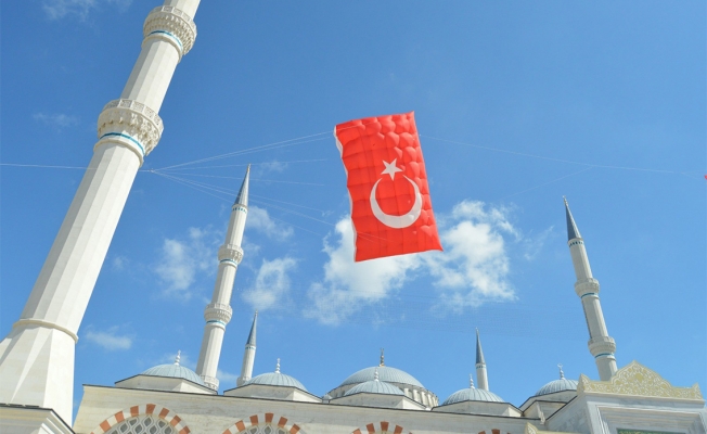 Dev Türk bayrağı uçurtması Çamlıca Camii’nde havalandı