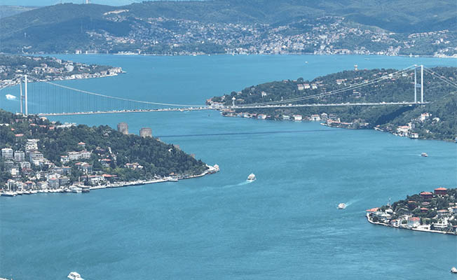 İstanbul Boğaz'ı turkuaza büründü