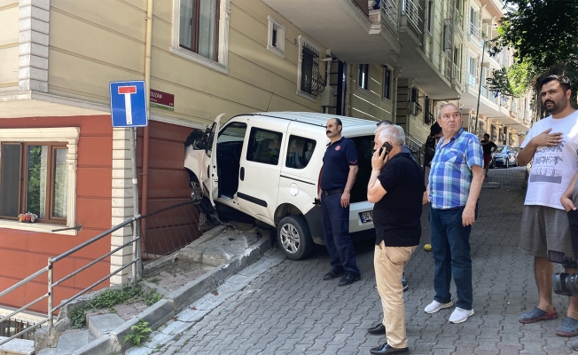 İstanbul’da dehşet anları: Araç eve daldı, ikiz çocuklar ve kardeşi yaralandı