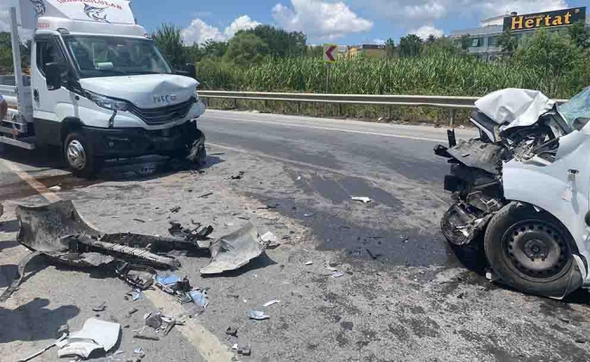 Sancaktepe’de 2 araç kafa kafaya çarpıştı: 2 yaralı