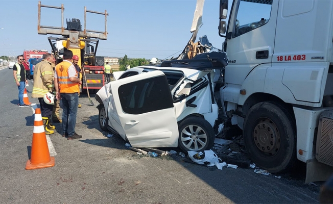 Silivri’de iki tırın arasında kalan otomobildeki 5 kişi yaralandı