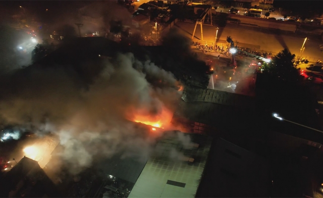 Avcılar’da geri dönüşüm fabrikasında korkutan yangın