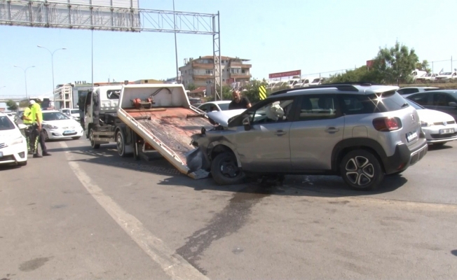 Maltepe E-5 karayolunda 3 otomobil çarpıştı: 2 yaralı