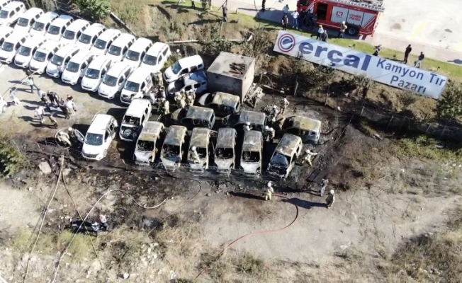 Sancaktepe'de otopartaki yangında 16 araç hasar gördü