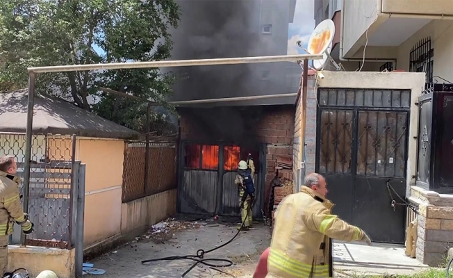 Ataşehir’de otomobil yedek parçalarının olduğu garaj alev alev yandı
