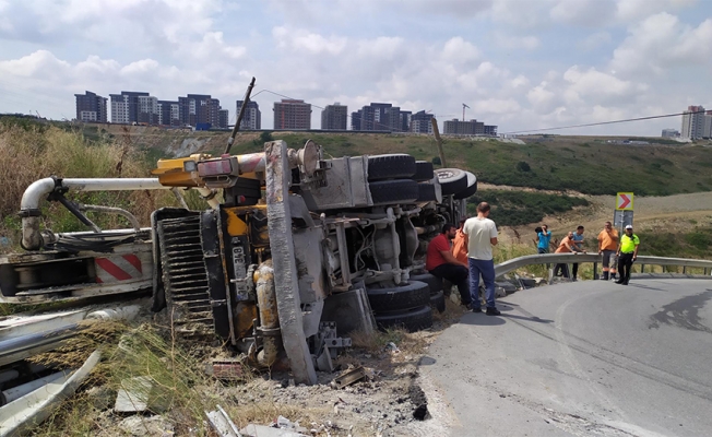 Başakşehir’de virajı alamayan beton mikseri devrildi: 2 yaralı