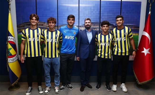 Fenerbahçe, 5 oyuncuyla profesyonel sözleşme imzaladı