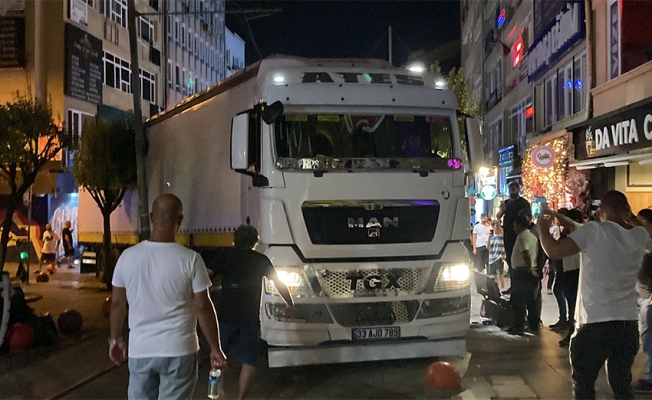 Kadıköy'de saatler süren TIR kurtarma çabası