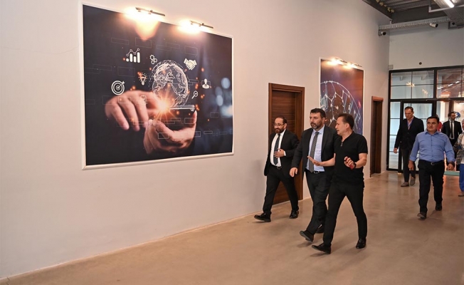 KOSGEB Başkanı Hasan Basri Kurt, Tuzla Belediyesi Teknoloji Merkezi’ni gezdi