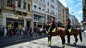 Atlı polislere vatandaş ve turistlerden yoğun ilgi