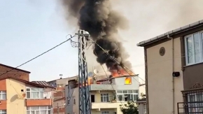 Binanın çatısı alev alev yandı