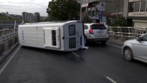 Sağlık çalışanlarını taşıyan servis minibüsü kaza yaptı
