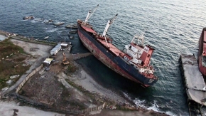 Kartal’da fırtınada yan yatan kuru yük gemisi parçalara ayrılıyor