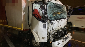 TEM Otoyolu’nda kamyon önündeki araca çarptı, 1 yaralı