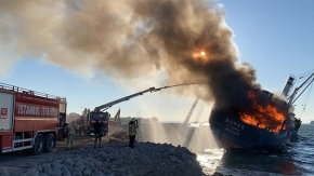 Kartal’da karaya oturan gemi alev alev yandı