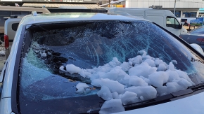 Sultangazi'de çatıdan düşen kar yığını lüks otomobile zarar verdi