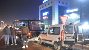 Basın Ekspres’te park halindeki minibüse hafif ticari araç çarptı