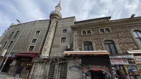 Tarihi caminin minaresi betonlaşmaya yenik düştü