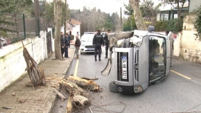 Üsküdar’da ağaca çarpan otomobil yan yattı