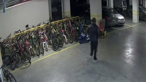 Otoparktan bisiklet ve elektrikli scooter çalan hırsız kamerada