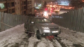 Gaziosmanpaşa'da bir otomobil kar ve buz kaplı yokuşa saplandı