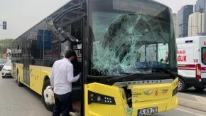 Maltepe'de İETT otobüsü yolcu dolu minibüse çarptı: 1 yaralı