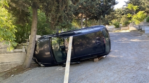 Eyüpsultan’da mezarlıkta el freni çekilmeden bırakılan otomobil ağaca çarptı