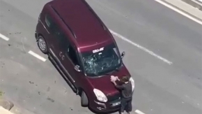 Kaza sonrasında kaçan sürücüye sinirlendi, taşla araca saldırdı