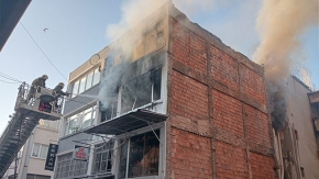 Ayakkabı imalathanesindeki yangın üst kata ve yan binaya sirayet etti