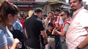  Taksim’de hırsızlık yaparken yakalanan çocuk ortalığı birbirine kattı